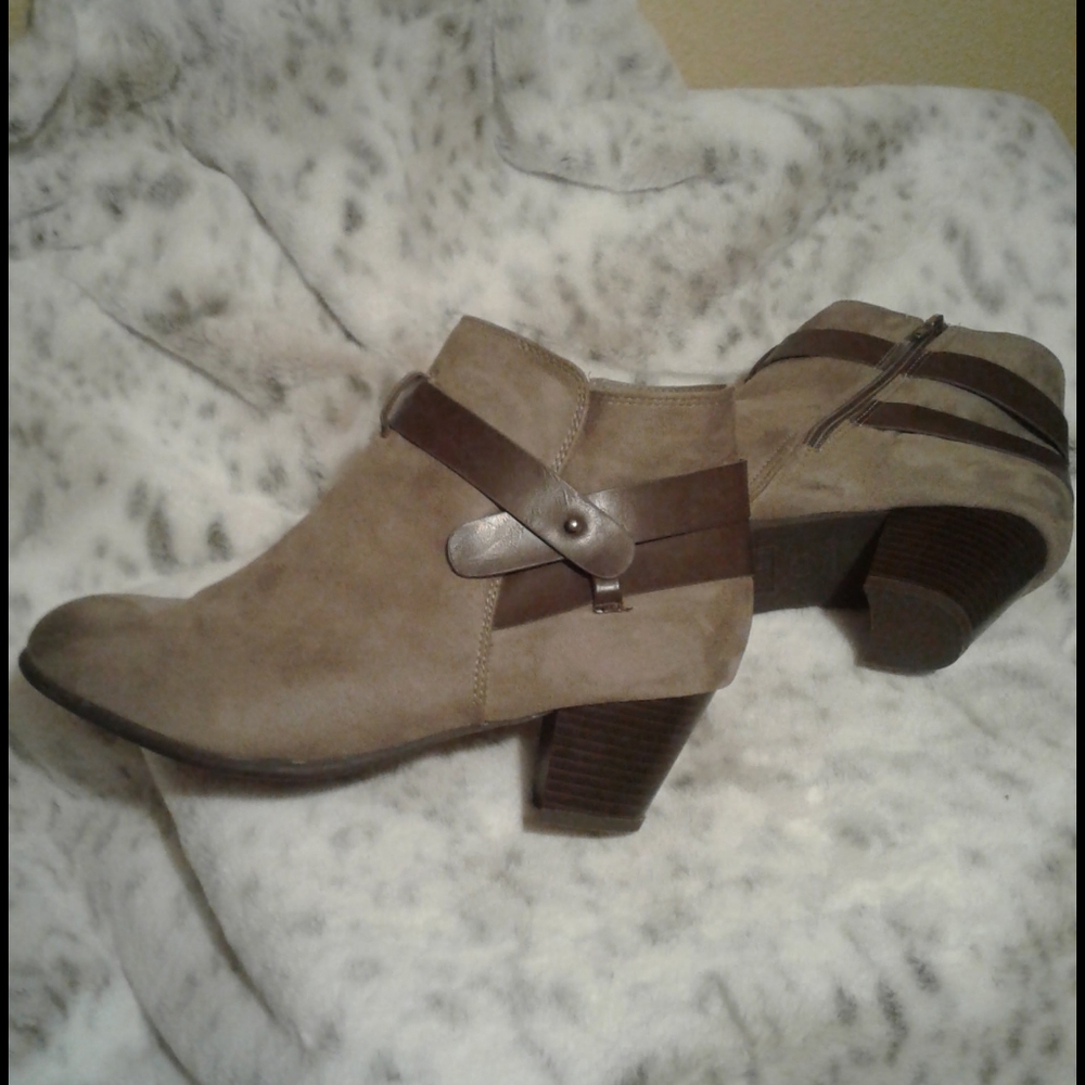 Boots - Picture 3 of 3